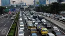 Kondisi arus lalu lintas di Tol Dalam Kota Jakarta, Senin (24/10). Indonesia Traffic Watch (ITW) menilai kemacetan di kota Jakarta saat ini sudah sampai pada tingkat 'gawat darurat'. (Liputan6.com/Helmi Fithriansyah)
