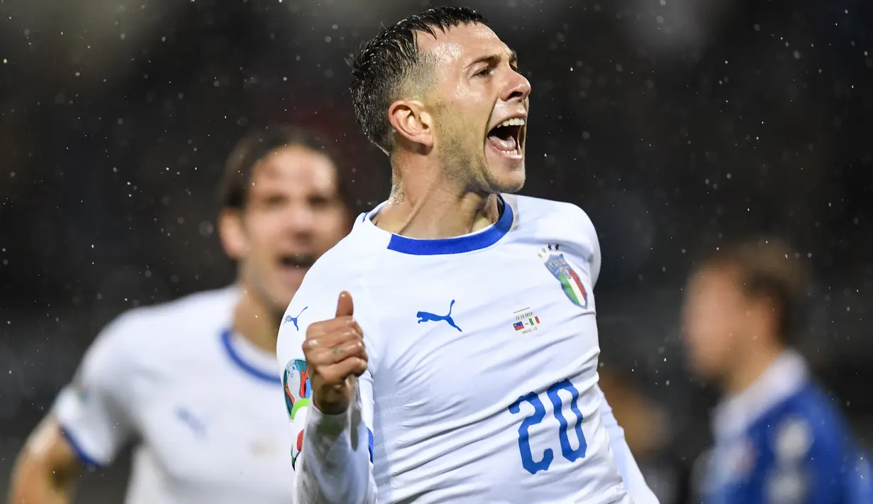 Gelandang Italia, Federico Bernardeschi  berselebrasi usai mencetak gol ke gawang Liechtenstein pada Grup J Kualifikasi Piala Eropa 2020 di Vaduz, Liechtenstein (15/10/2019). Italia menang telak 5-0 atas Liechtenstein. (Gian Ehrenzeller/Keystone via AP)