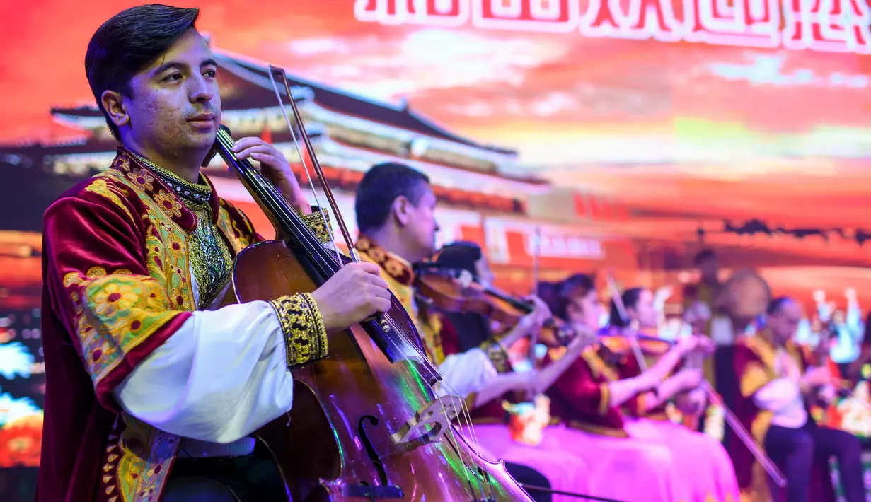 Para seniman tampil di sebuah pasar malam di Hotan, Daerah Otonom Uighur Xinjiang, China barat laut, pada 16 Mei 2020. Seiring cuaca mulai menghangat, aktivitas pariwisata lokal pun perlahan kembali pulih. (Xinhua/Wang Fei)