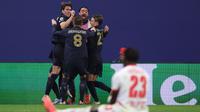 Para pemain Juventus merayakan gol ketiga selama pertandingan Liga Champions UEFA antara RB Leipzig dan Juventus FC di Red Bull Arena di Leipzig, Kamis (3/10/2024). (Ronny HARTMANN/AFP)