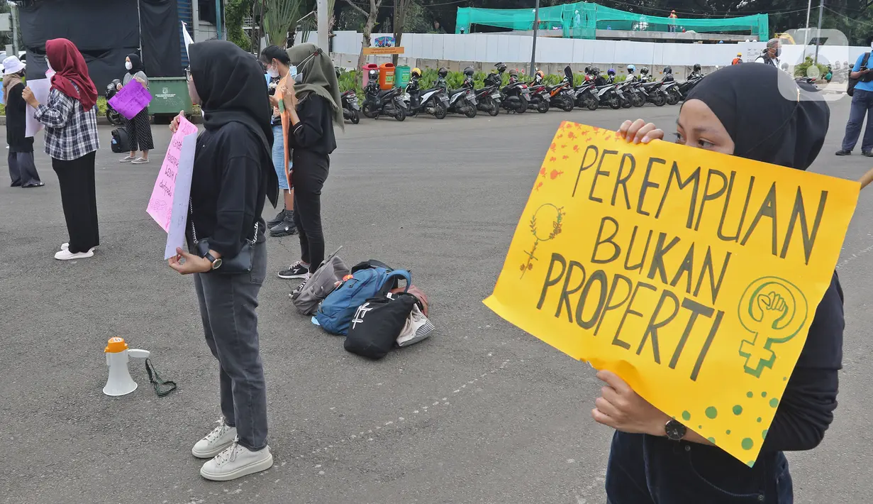Aksi aktivis Perempuan Mahardhika memperingati Hari Perempuan Sedunia di Kawasan Patung Kuda Arjuna Wijaya, Jakarta, Senin (8/3/2021). Mereka meminta segera pemerintah mengesahkan RUU Perlindungan PRT, Ratifikasi Konvensi ILO 190 beserta rekomendasi 206. (Liputan6.com/Herman Zakharia)