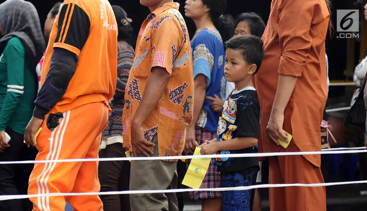 Seorang anak ikut antre saat pembagian daging kurban di sekitar Masjid Al Azhar, Jakarta, Jumat (1/9). Masjid Al Azhar Jakarta memotong dan mendistribusikan ratusan hewan kurban pada Hari Raya Idul Adha 1438 H. (Liputan6.com/Helmi Fithriansyah) 
