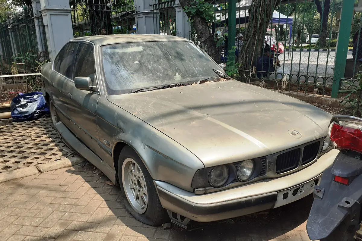 Sejumlah mobil rusak teronggok di pojok kawasan parkir Monas. (Merdeka.com/Tri Yuniwati Lestari)