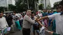 Polisi membawa pria yang diduga sebagai pencopet saat car free day di kawasan Bundaran HI, Jakarta, Minggu (15/1). Pria bernama Rio itu kepergok saat mengambil ponsel seorang pengunjung CFD. (Liputan6.com/Faizal Fanani)
