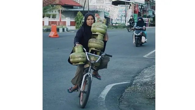 6 Aksi Emak-Emak Naik Sepeda Ini Atraktif Banget, Bikin Melongo \
