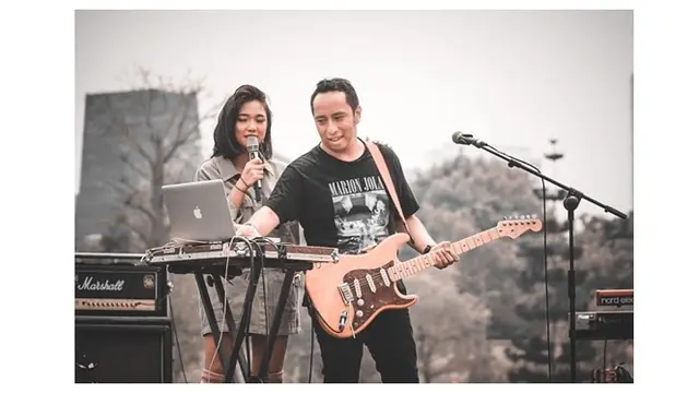7 Potret Mesra Marion Jola dan Dennis Talakua, Jadi Sorotan