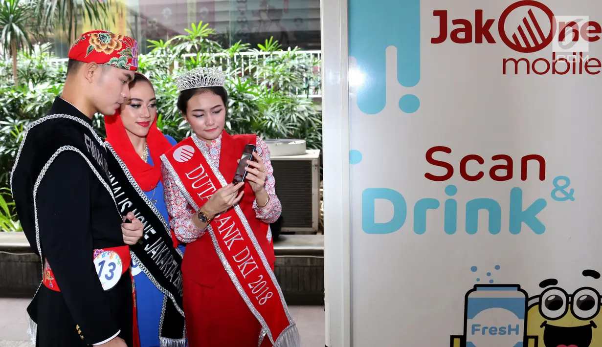 Duta Bank DKI Jakarta 2018, Nita Indriani memberikan edukasi layanan transaksi non tunai melalui aplikasi JakOne Mobile kepada finalis Abang None DKI Jakarta 2018 di Vending Machine Bank DKI di Balaikota, Jakarta  (26/07). (Liputan6.com/HO/Budi)