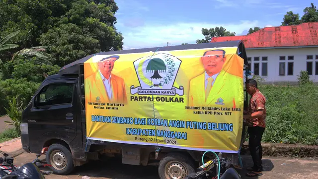 Partai Golkar membagikan bantuan sembako kepada masyarakat yang menjadi korban bencana angin puting beliung dan erupsi Gunung Lewotobi di Nusa Tenggara Timur (NTT), Jumat (12/1/2024) (Istimewa)