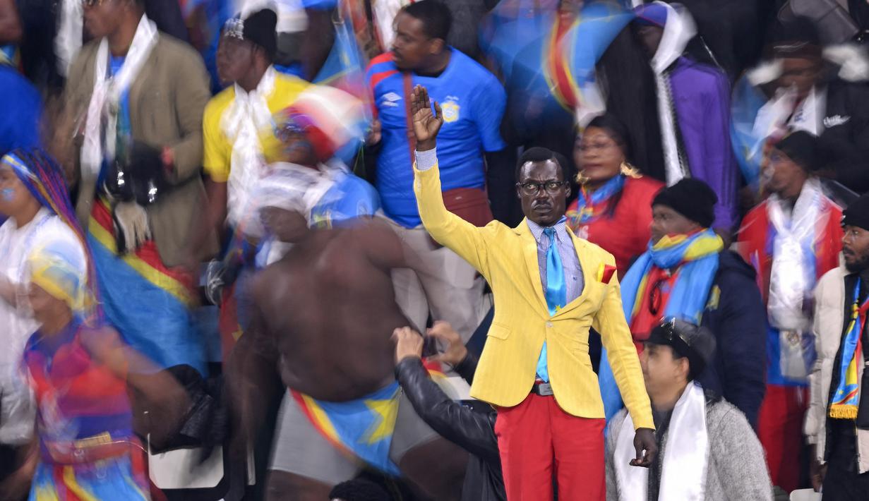 Tidak seperti penonton lain, ia berdiri dan mematung selama pertandingan berlangsung. (AFP/Sebastien Bozon)