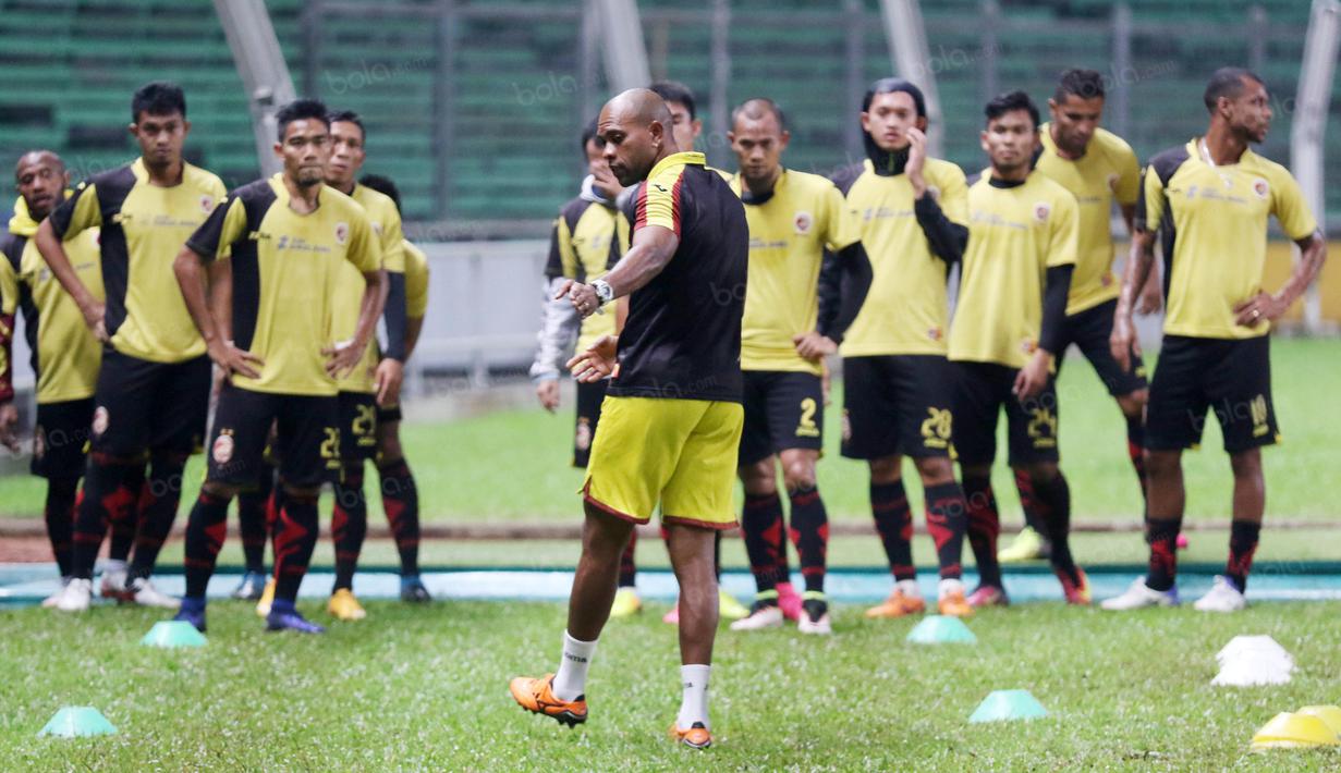 Keith Kayamba memberi porsi latihan fisik bagi tim Sriwijaya FC jelang laga Torabika SC 2016 melawan Persija Jakarta di Stadion Utama Gelora Bung Karno, Kamis (23/6/2016). (Bola.com/Nicklas Hanoatubun)