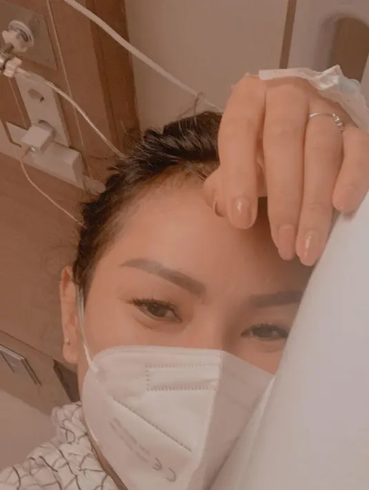 Kalina menuliskan dengan rinci mengenai virus yang berada di tubuhnya saat ini. Ia sempat menjalani perawatan di Bali dan beberapa kali tes bersama sang kekasih, Vicky Prasetyo, hasilnya negatif. (Instagram/kalinaoctaranny)