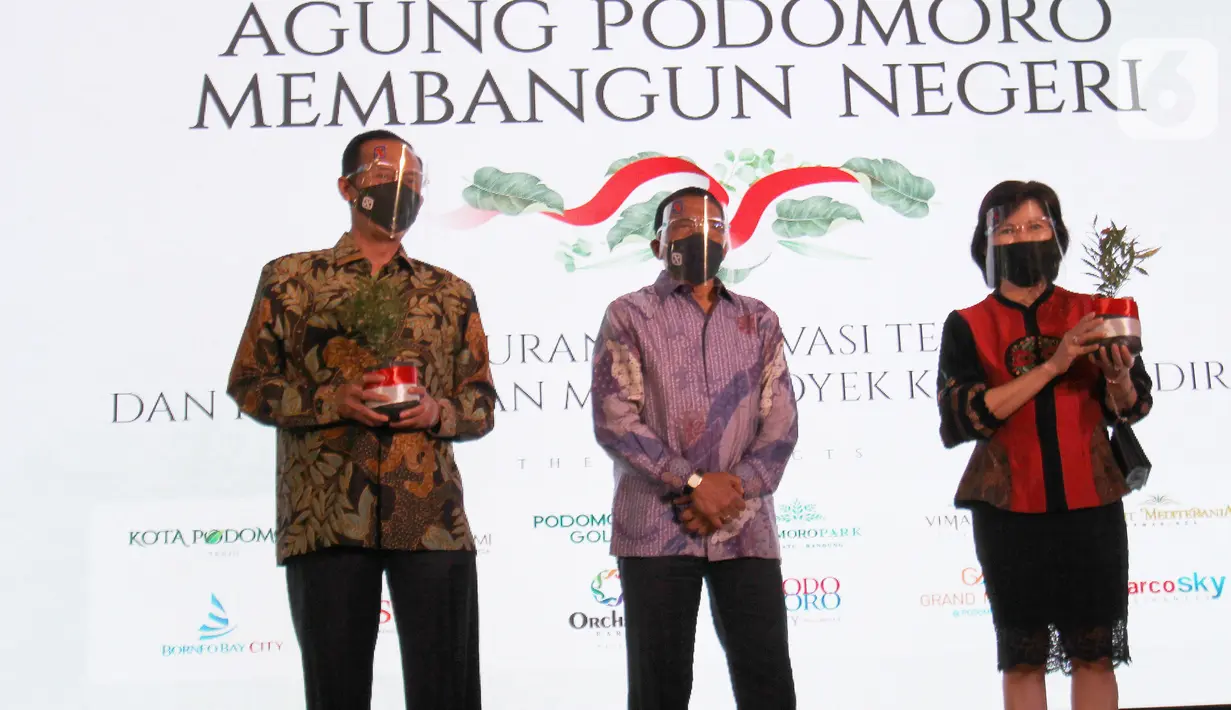 Komisaris Utama sekaligus Komisaris Independen PT Agung Podomoro Land Tbk. Sofian Effendi, Wakil Dirut Noer Indradjaja dan COO Kota Podomoro Tenjo Puspalily Tanusatrio foto bersama pada acara Perkenalan Mega Proyek Kota Podomoro Tenjo di Atrium Central Park Jakarta (17/8/2020). (Liputan6.com)