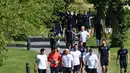 Pemain, Pelatih dan Official timnas Prancis saat tiba di lapangan guna melakukan sesi latihan  sebelum laga Final Piala Eropa 2016 melawan Portugal di Clairefontaine-en-Yvelines, Paris, (9/7/2016). (AFP/Franck Fife)