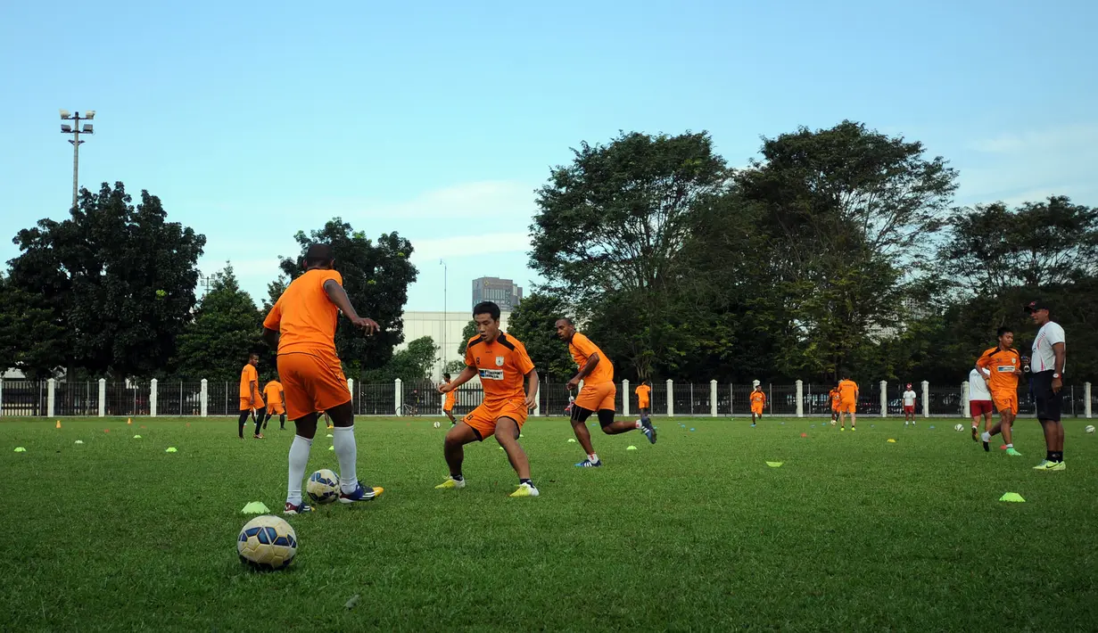 Pemain Persipura Lim Joon Sik (kedua kiri) berusaha merebut bola saat berlatih di Lapangan C Senayan, Jakarta, Selasa (5/5/2015). Latihan tersebut merupakan persiapan jelang AFC 2015 di Bengaluru, India, 12 Mei mendatang. (Liputan6.com/Helmi Fithriansyah)