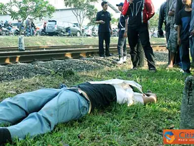Citizen6, Jakarta: Seorang pelajar terkapar setelah tersambar KRL, Kamis (17/3) pagi, di pinggiran jalur kereta rel listrik di Tanjung Barat,Jakarta Selatan. (Pengirim: Damar Syamsuri)