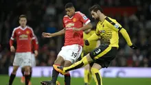 Striker Manchester United, Marcus Rashford, berebut bola dengan bek Watford, Miguel Britos, pada laga Premier League di Old Trafford, Manchester, Kamis (3/3/2016) dini hari WIB. (AFP/Oli Scarff)
