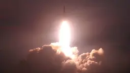 Peluncuran dua rudal taktis terbaru Korea Utara selama demonstrasi untuk mengenai sasaran di pulau kecil yang ditargetkan di lokasi bagian barat yang dirahasiakan (7/8/2019). (KCNA VIA KNS/AFP)