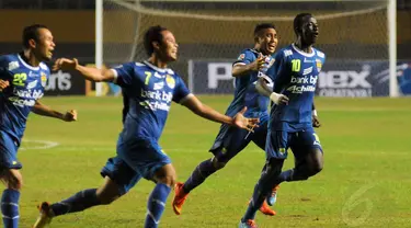 Sejumlah pemain Persib Bandung berlarian usai mengalahkan Persipura Jayapura di Stadion Gelora Sriwijaya, Palembang, (7/11/2014). (Liputan6.com/Helmi Fithriansyah)