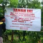 Banner peringatan dipasang oleh sejumlah warga Desa Kedungwinong, Kecamatan Sukolilo, Kabupaten Blora. (Liputan6.com/Ahmad Adirin)