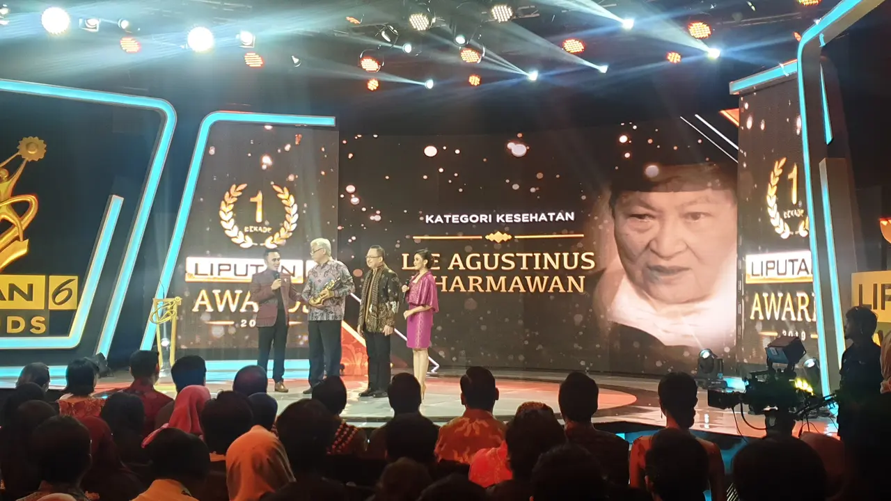 Lee Agustinus Dharmawan, tenaga medis yang memberikan pengobatan kepada masyarakat dengan cuma-cuma alias gratis.