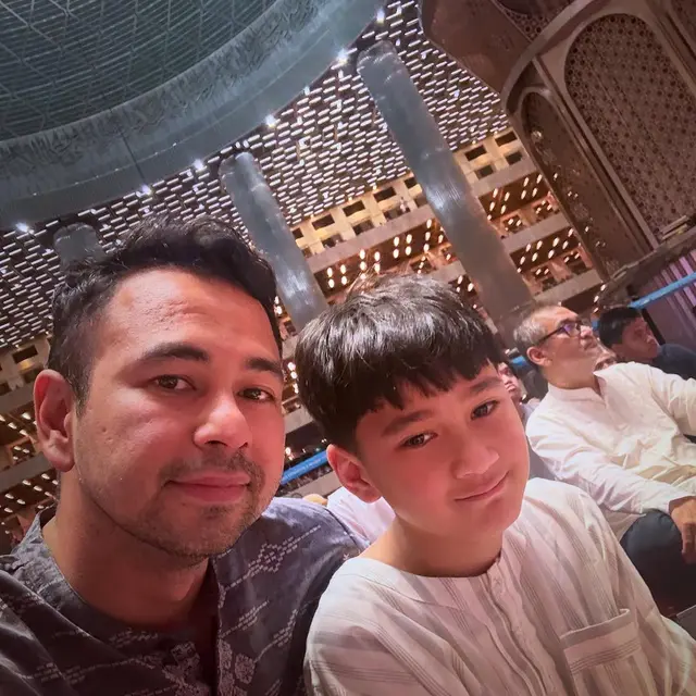 6 Potret Raffi Ahmad Itikaf di Masjid Istiqlal,