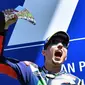 Pebalap Movistar Yamaha, Jorge Lorenzo, menjadi juara balapan MotoGP Italia di Sirkuit Mugello, Minggu (22/5/2016). Lorenzo menyalip Marquez secara dramatis jelang garis finis. (AFP/Giuseppe Cacace)