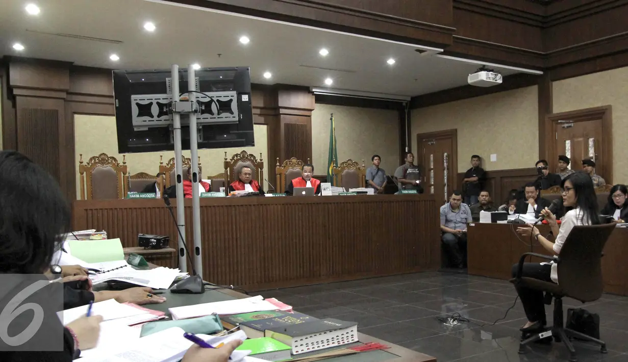 Dalam sidang ke-26, jaksa kembali meminta Jessica mengulang kronologi kematian Mirna di Kafe Olivier, Grand Indonesia, Jakarta Pusat pada 6 Januari 2016 di Pengadilan Tipikor, Jakarta, Rabu (28/9). (Liputan6.com/Helmi Afandi)
