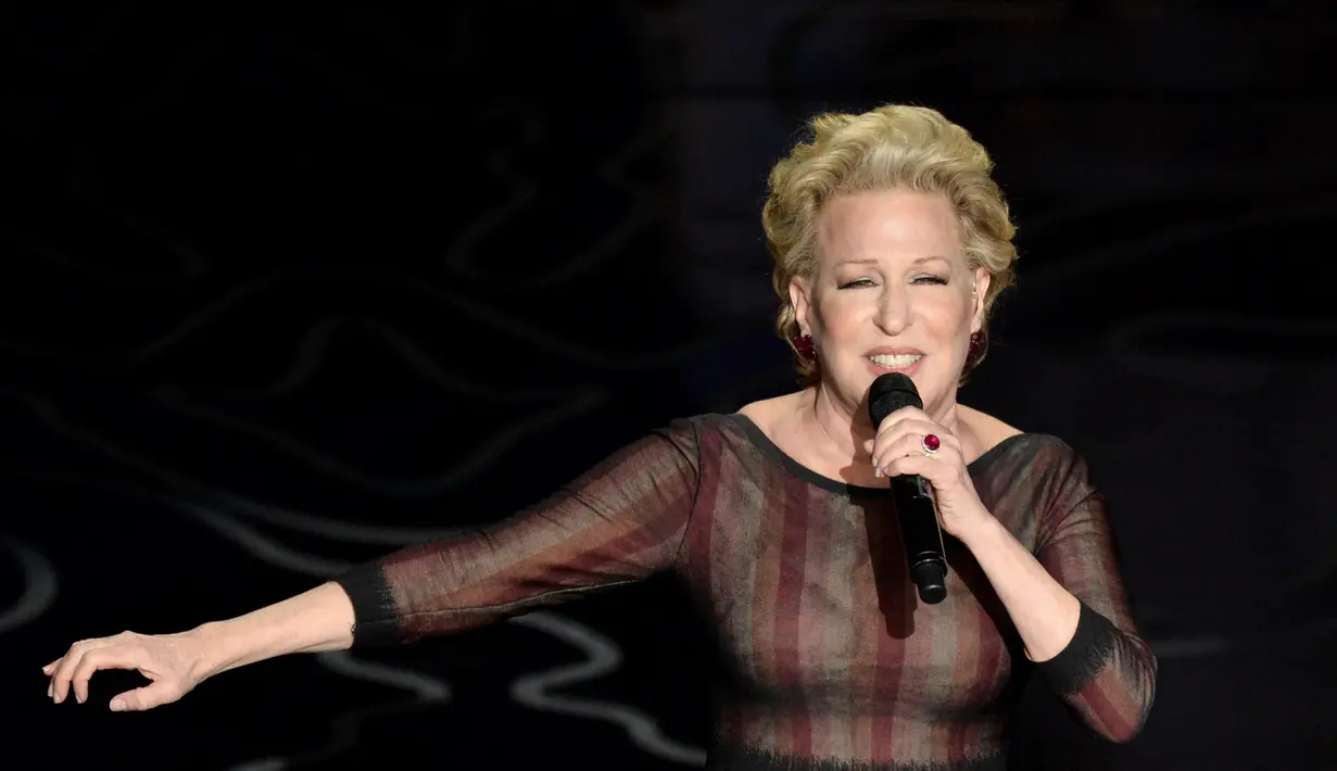 Bette Midler bahkan merasa kesal karena Kim selalu mengunggah foto seksi dan bagian pribadinya. (bustle)