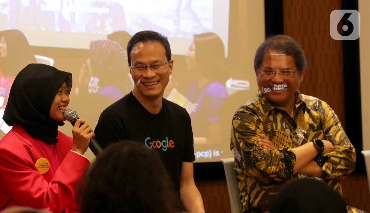 Menkominfo Rudiantara (kanan) mendengarkan paparan pada acara Girls Takeover 'Sehari Jadi Menteri' yang digelar Yayasan Plan International Indonesia di kantor Google Indonesia, Jakarta, Kamis (10/10/2019). Rudiantara mengaku mengapresiasi program tersebut. (Liputan6.com/HO/Ijal)
