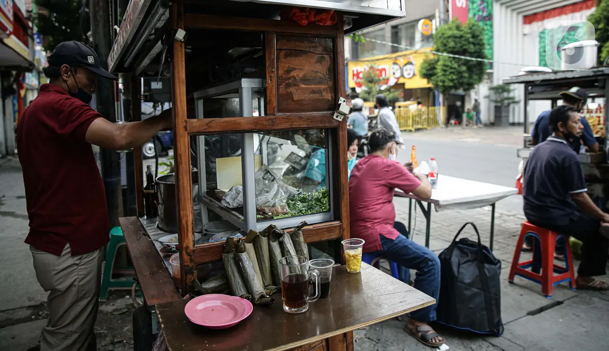 Suasana lapak pedagang kaki lima (PKL)di Jalan Sabang atau H Agus Salim, Jakarta, Jumat (27/8/2021). Menko Bidang Perekonomian Airlangga Hartarto mengatakan pemerintah sedang mempersiapkan satu juta PKL untuk mendapatkan bantuan senilai Rp1 juta dalam bentuk tunai. (Liputan6com/Faizal Fanani)