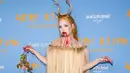Kim Petras berdandan sebagai makhluk mitos Krampus. Tampilannya terdiri dari korset berbasis rambut dengan tanduk dramatis. [@kimpetras]