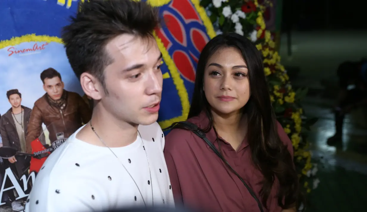 Sedangkan Stefan sebagai kepala rumah tangga, mencari nafkah demi istri dan anak-anaknya. Meski demikian, keduanya tetap secara bergantian merawat Baby Cio. (Nurwahyunan/Bintang.com)