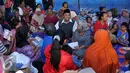 Bakal Calon Gubernur DKI Jakarta, Muhamad Idrus berkunjung ke lokasi kebakaran di Pasar Poncol Senen, Jakarta, Jumat (29/4). Idrus tampak mendengar aspirasi sejumlah warga. (Liputan6.com/Gempur M Surya)