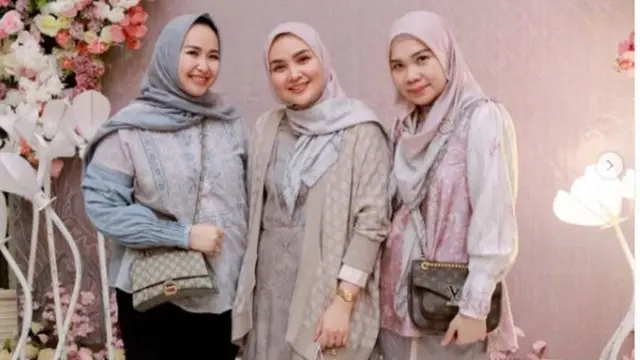 Foto Bareng Desainer Lokal, Istri Wali Kota Pangkalpinang Pakai Tas Mewah Gucci x Balenciaga