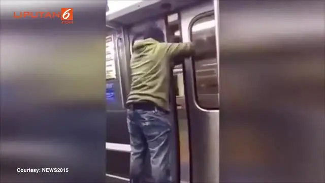 Pria Ini Nekat Turun dari Kereta yang Melaju Kencang