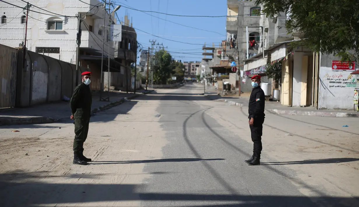 Sejumlah polisi berjaga saat lockdown di Kota Rafah, Jalur Gaza, Palestina, 19 Desember 2020. Lockdown penuh dan jam malam diberlakukan di Tepi Barat dan Jalur Gaza untuk mengendalikan meningkatnya jumlah infeksi dan kematian akibat COVID-19. (Xinhua/Khaled Omar)