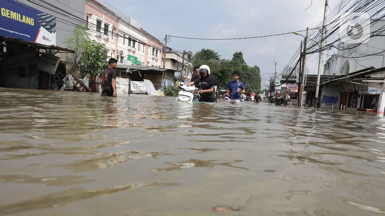 Kali Angke Meluap, Banjir Rendam Jalan Raya Cipondoh Kota Tangerang Banten