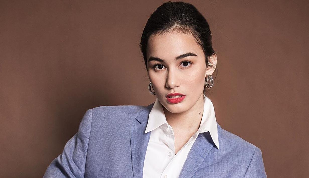 Perempuan keturunan Indonesia-Belgia ini memiliki paras yang cantik memesona. Paras cantiknya kian sempurna dengan gaya fashion yang modis di setiap pemotretan. Seperti saat Mentari memakai jas warna biru muda yang membuatnya elegan. (Liputan6.com/IG/@demarellementari)