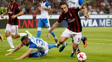 Gelandang AC Milan, Giacomo Bonaventura berusaha membawa bola dari kawalan pemain U Craiova, Radoslav Dimitrov saat bertanding di leg kedua babak 3 Liga Europa di San Siro, Milan, (3/8). AC Milan sukses menang 2-0 atas Craiova. (AP Photo/Antonio Calanni)