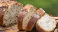 Pilih roti gandum sebagai alternatif lebih sehat. (unsplash.com/@bonvivant)