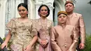 Mimi terlihat awet muda dengan kebaya kutubaru modern bernuansa nude pink. Kebaya dengan bordir bunga itu dipadukan dengan selendang pink dan kain batik sebagai bawahan. [@krisdayantilemos]