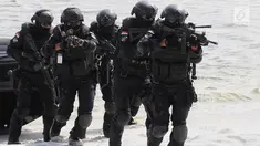 Prajurit Satuan Penanggulangan Teror (Satgultor) TNI melakukan latihan penanggulangan teror di Hotel Mercure Ancol, Jakarta, Selasa (9/4). Tema latihan “Satgultor TNI Melaksanakan Penanggulangan Aksi Terorisme di Wilayah DKI Jakarta Dalam Rangka Mendukung Tugas Pokok TNI”. (Liputan6.com/Johan Tallo)