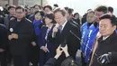 Lee Jae Myung, ditikam saat sedang berbicara dengan wartawan dalam kunjungan ke kota pelabuhan Busan. (Sohn Hyung-joo/Yonhap via AP)