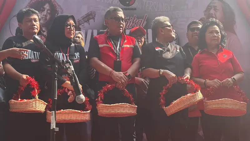 Sekretaris Jenderal (Sekjen) PDIP Hasto Kristiyanto memimpin secara langsung prosesi tabur bunga dalam rangka memperingati 28 tahun peristiwa serangan yang terjadi di kantor DPP partai pada 27 Juli atau dikenal dengan peristiwa Kudatuli.