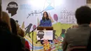 The Duchess of Cambridge, Kate Middleton berpidato di Roe Green Junior School di London, Selasa (23/1). Kunjungan ini sekaligus peluncuran program kesehatan mental untuk anak-anak. (Jonathan Brady/POOL/AFP)
