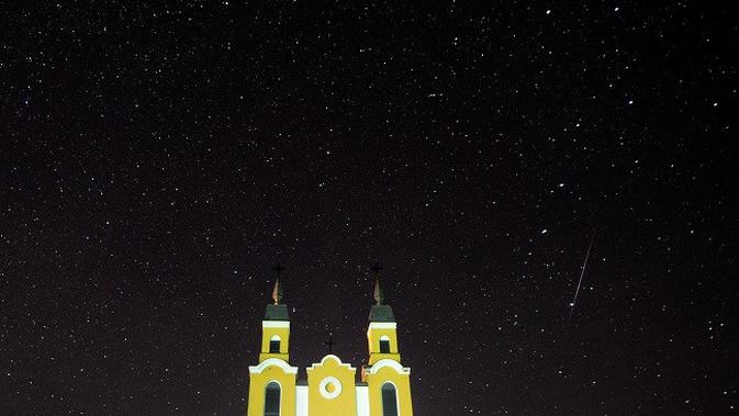 Hujan meteor geminid di Krevo, Belarus. (Sergei GAPON / AFP)