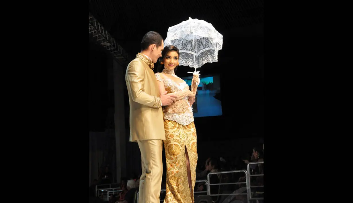 Atalarik Syach dan Tsania Marwah tampil serasi di atas panggung, Jakarta, (3/9/14). (Liputan6.com/Panji Diksana) 