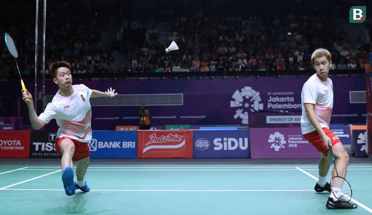 Pasangan Indonesia, Kevin Sanjaya/Marcus Gideon, saat melawan wakil Jepang, Takeshi Kamura/Kelgo Sonoda, pada laga Asian Games di Istora, Jakarta, Selasa (21/8/2018). Kevin/Marcus menang 21-18 dan 21-12. (Liputan6.com/Helmi Fithriansyah)