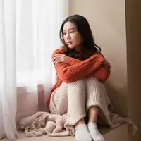 Ilustrasi perempuan sedih takut jatuh cinta/copyright shutterstock.com/JR-50