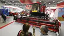 Para pengunjung mengabadikan foto mesin pertanian yang ditampilkan dalam pameran pertanian internasional Agrosalon di Moskow, Rusia, pada 7 Oktober 2020. Pameran tersebut digelar setiap dua tahun di Moskow. (Xinhua/Alexander Zemlianichenko Jr)